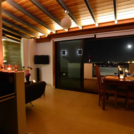Crystalsuite. Beautiful Penthouse With Sea Views شقة